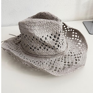 Urban Outfitters Chapeau de cowboy en paille au crochet gris Chapeau de soleil d'été western à tissage ouvert image 1