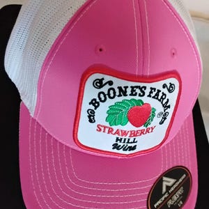 Boone's Farm Strawberry Hill Truckers-keps: Snabbrosa Snapback-keps med vintage-patch