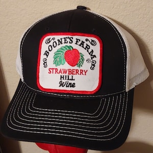 Gorra de béisbol de malla blanca con cierre a presión negra de Boone&#39;s Farm Strawberry Hill Truckers, parche cuadrado, color vino, fiesta, playa, vacaciones en el lago