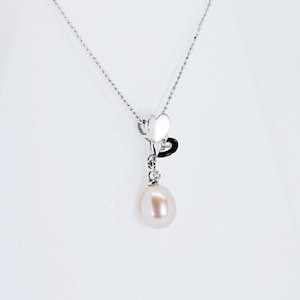 Gorgeous 18K White Gold Pendant & Chain with 0.03 ct Natural Diamonds