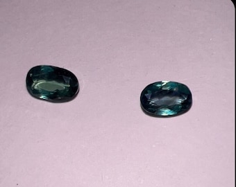 Alexandrite de zeldzame edelsteen, we hebben een heel mooi groenachtig blauw tot paarsrood van kleur veranderend paar in natuurlijke Alexandrite van 0,62 cts