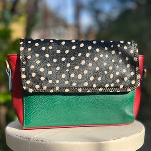 Einzigartiges Muttertagsgeschenk, kleine 2-Fächige Tasche, Leder & Felltasche aus recycelten Verschnitt, nachhaltiges Leder, Fairtrade, skurril