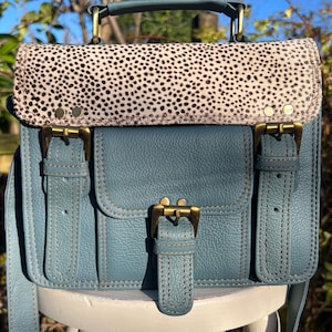 小さなカラーレザーサッチェル、トップハンドルの再利用レザーバッグ、ユニークで風変わりなショルダーバッグ、持続可能なレザーの切れ端から手作り