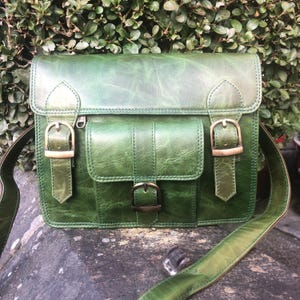 Petite sacoche en cuir verte, sacoche traditionnelle, messager en cuir de 7 x 9 pouces, cadeau original, fabrication éthique, cuir de buffle crunch, commerce équitable