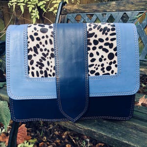 Shades of blue Ledertasche, fleckige Fell Tasche, recyceltes Leder & Tier print Geldbörse, nachhaltige Ledertasche, skurrile Fairtrade Tasche, Zerowaste Tasche