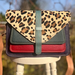 Bolso exclusivo de piel verde y roja con estampado de leopardo, bolso de mano de piel reciclada, bolso de hombro sin residuos elaborado a partir de retazos de piel, fabricado éticamente