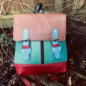 Sac à dos de festival parfait, petit sac à dos en cuir multicolore, sac unique fabriqué à partir de chutes de cuir, sac en cuir durable pour l'été