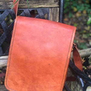 Sac en cuir marron, sac équitable pour lui, sac pour homme, sac besace en cuir, sac à bandoulière/sac à bandoulière pour iPad, sac en cuir d'aspect vintage 23 x 9 pouces