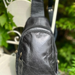 Sac à bandoulière noir, sac de festival, sac de voyage léger, sac à compartiment, petit sac à bandoulière, cuir durable, commerce équitable, sac unisexe