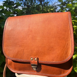 Sacoche en cuir rétro, sacoche en cuir marron clair, selle en cuir équitable, sacoche unie sur le devant, sac à bandoulière en cuir fabriqué de manière éthique