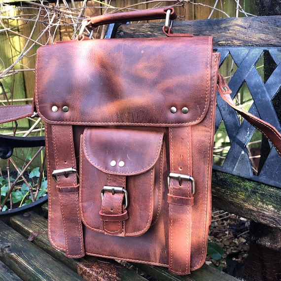 Sac de la taille d'un iPad en cuir marron fait main, sac à