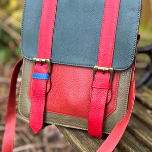 Cartera de piel verde y roja, bolso exclusivo para el Día de la Madre, bolso de hombro de piel reciclada, piel sostenible y elaborada éticamente, bolso de comercio justo