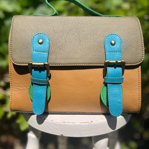 Bolso de piel verde y mostaza, cartera de piel reciclada, piel sostenible, bolso con asa superior + bandolera, fabricación ética, comercio justo.