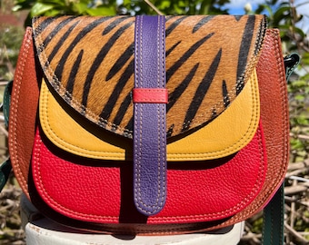 Bolso colorido de cuero/piel reciclado, cero residuos, bolso bandolera con estampado animal, elaborado éticamente con retales de cuero, Comercio Justo.