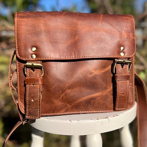 Petite sacoche en cuir marron élégante, sac messager en cuir d'aspect vintage, sac à main bandoulière de 7 x 9 pouces, sacoche en cuir vieilli, sac Fairtrade