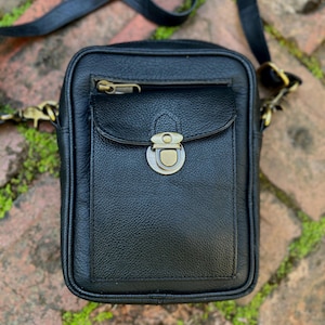 Kleine schwarze Reisetasche, Vatertagsgeschenk, Reisepasstasche, recycelte Ledertasche, nachhaltige Ledertasche, Fairtrade, Fächertasche, Männertasche