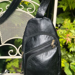 Schwarze Crossbody-Tasche, recycelte Ledertasche, Zerowaste Schultertasche,leichte Büffelleder Organizer Tasche, ethisch hergestellte Fair-Trade-Tasche