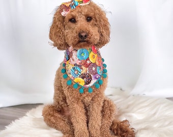 Donut Pom Pom Dog Bandana, Tie on Dog Bandana, Snap On Bandana, Over the Collar Bandana, sciarpa per cani, Bandana per cani personalizzata, sciarpa per cani