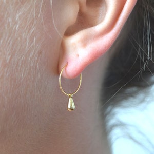 Mini drop hoop earrings gilded with fine gold minimalist graphic unisex style