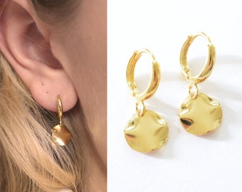 Thick hoop earrings with 24 carat gold plated crinkled tassel pendant in a chic minimalist style for women