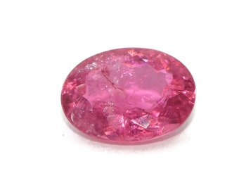 Può includere: Una pietra preziosa ovale rosa con taglio a faccette.