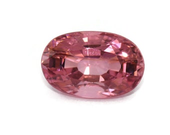 Può includere: Una pietra preziosa ovale rosa con sfaccettature.