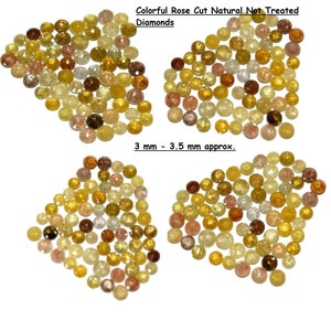 Könnte beinhalten: Eine Sammlung von bunten, rosenschliffenen, natürlichen, unbehandelten Diamanten. Die Diamanten sind etwa 3 bis 3,5 mm groß und in vier dreieckigen Stapeln angeordnet.