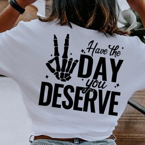 Tenha o dia que você merece SVG, arquivo de humor de camiseta engraçada, ideia de presente de caneca sarcástica, camisa da moda PNG, clipart de mão de paz de esqueleto, citação de karma