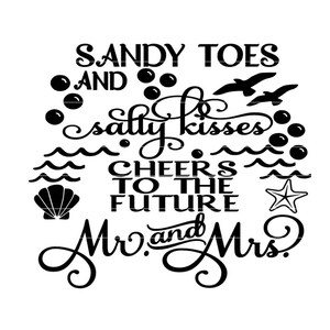 以下が含まれることがあります： 「Sandy Toes and Salty Kisses Cheers to the Future Mr. and Mrs.」というテキストを含む白黒のグラフィックデザイン。デザインには、貝殻、ヒトデ、カモメが含まれています。
