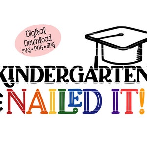以下が含まれることがあります： 虹色の文字で「Kindergarten: Nailed It!」と書かれた黒と白の卒業帽。文字は黒で縁取られています。
