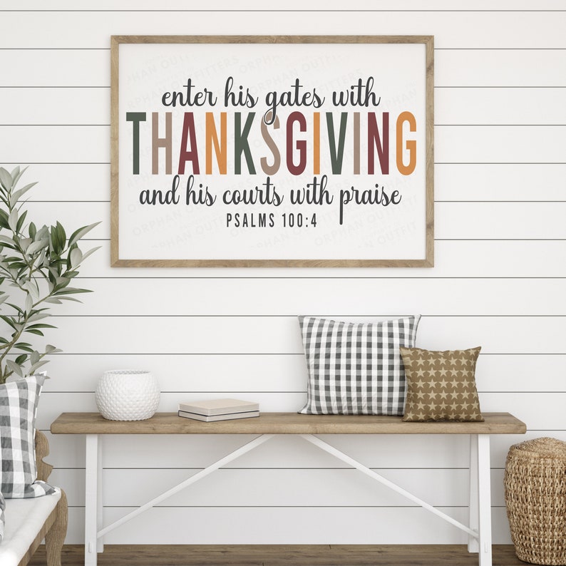 K&ouml;nnte beinhalten: Ein gerahmter Druck mit dem Text "enter his gates with THANKSGIVING and his courts with praise PSALMS 100:4" in einer rustikalen Bauernhaus-Umgebung. Der Druck wird an einer wei&szlig;en Schiffslappenwand &uuml;ber einer Holzbank mit Kissen gezeigt.