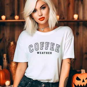 Kaffee Wetter SVG, Varsity Sweatshirt SVG, Sublimation PNG, trendige Cricut Datei, Herbst Outfit Inspo, Geschenk für Kaffeeliebhaber, Becher Designs