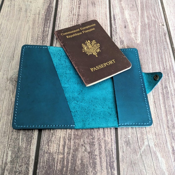 Etui passeport en cuir teinté bleu. Portefeuille cuir, cadeau de voyage.