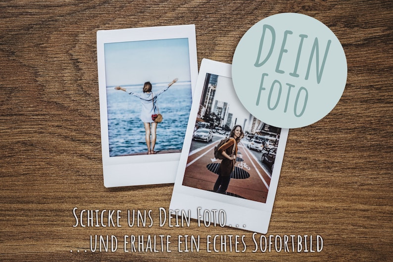 Puede incluir: Dos fotos instant&aacute;neas Polaroid sobre una superficie de madera. La foto superior muestra a una persona con los brazos extendidos de pie en un muelle con vistas al oc&eacute;ano. La foto inferior muestra a una persona caminando por una calle de la ciudad. Un c&iacute;rculo azul claro con el texto "DEIN FOTO" est&aacute; encima de las fotos.