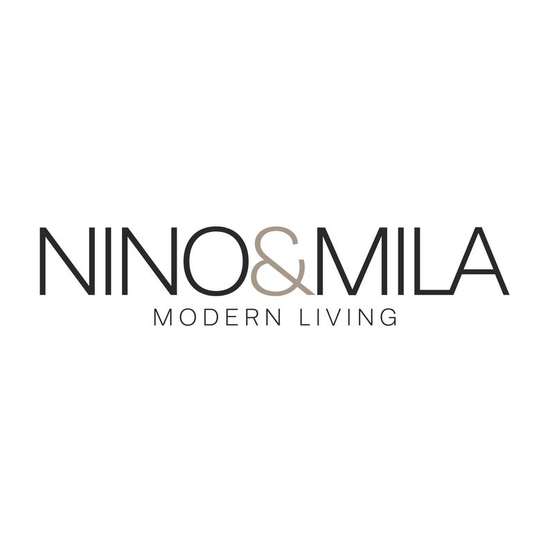 Puede incluir: Logotipo en blanco y negro para Nino & Mila, una empresa de decoraci&oacute;n moderna.