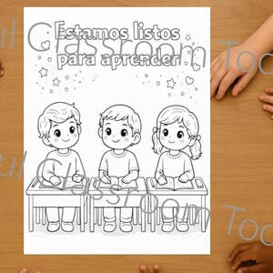 Könnte beinhalten: Eine schwarz-weiße Malvorlage mit drei Kindern, die an Schreibtischen mit offenen Büchern sitzen. Der Text "Estamos listos para aprender" ist oben aufgedruckt, umgeben von kleinen Stern- und Herzillustrationen auf einem weißen Hintergrund.
