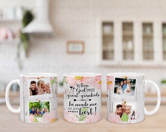 Könnte beinhalten: Eine weiße Keramiktasse mit Holzmaserung und rosa floralen Akzenten. Die Tasse hat drei Fotoeinsätze mit Familienfotos. Der Text auf der Tasse lautet "When God Made Great Grandkids He Made Me The Very Best!"