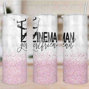 Könnte beinhalten: Ein weißer Becher mit einem rosafarbenen Glitzerdesign. Der Becher hat eine schwarze Grafik einer Stromleitung mit dem Text "Lineman Girlfriend" und "Lineman End" auf beiden Seiten.
