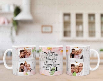 Könnte beinhalten: Weiße Keramiktasse mit Holzmaserung und rosa Blumenakzenten. Die Tasse hat zwei Fotoeinsätze mit Bildern einer Familie. Der Text auf der Tasse lautet "When God made little girls he made me the very best!"