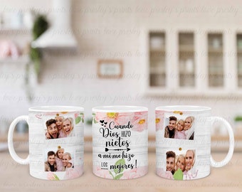 Könnte beinhalten: Weiße Keramiktasse mit Blumenmuster und zwei Familienfotos. Der Text auf der Tasse lautet "Cuando Dios hizo nietos a mi me hizo los mejores!"