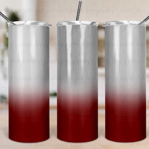 Könnte beinhalten: Drei Edelstahlbecher mit einem rot-silbernen Farbverlauf. Jeder Becher hat einen transparenten Deckel und einen schwarzen Strohhalm. Die Becher sind zylindrisch und für kalte Getränke geeignet.