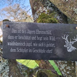 Leistenen plaquette - "Dit is het ereteken van de jager..." Natuurlijke leisteen 28 x 13,5 cm, om neer te zetten of op te hangen - Jachtcadeau voor jagers en jageressen