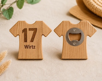 Personalisierte Flaschenöffner aus Eiche in Trikotform - Fußball WM - Holz - Fanartikel - Public Viewing Trikot Football Bier