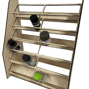 Op de afbeelding: Een houten verfstandaard met meerdere planken om verfpotten op te bergen. De standaard is gemaakt van licht hout en heeft een schuin ontwerp. Er staan ​​verschillende verfpotten op de planken, waaronder zwarte, groene en doorzichtige potten.