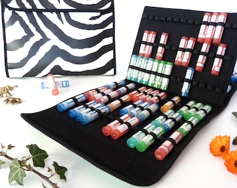 Borsa omeopatica "Zebra". Può contenere da 15 a 200 tubetti Boiron. Contenitore artigianale per rimedi omeopatici naturali.