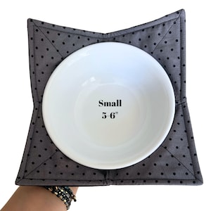 K&ouml;nnte beinhalten: Graue Sch&uuml;ssel-Unterlage mit schwarzen Punkten und einer wei&szlig;en Sch&uuml;ssel im Inneren. Die Sch&uuml;ssel-Unterlage ist mit "Small 5-6" Zoll beschriftet.