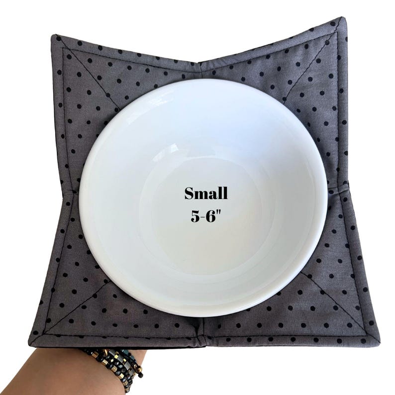 K&ouml;nnte beinhalten: Graue Sch&uuml;ssel-Unterlage mit schwarzen Punkten und einer wei&szlig;en Sch&uuml;ssel im Inneren. Die Sch&uuml;ssel-Unterlage ist mit "Small 5-6" Zoll beschriftet.
