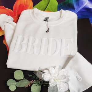 Geprägtes Braut-Sweatshirt: Personalisiertes Brautparty-Geschenk
