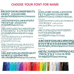 Pu&ograve; includere: Un grafico che mostra 10 diversi stili di font per i nomi, con una tabella di colori del filo sottostante. Gli stili di font includono Bobo, BrushScript, Caroline, Casual Script, Curly Q, Kid Block, Greek, Ornate Script, UniBlock, Serif Block e Simple Script. I colori del filo includono blu navy, blu reale, acquamarina, menta, blu, ortensia, viola, rosa acceso, corallo, granata, rosso, arancione, giallo, verde, oro metallico, bianco, crema, grigio, marrone e nero.