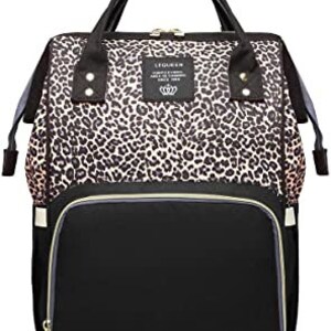 Pu&ograve; includere: Una borsa per pannolini nera e marrone con stampa leopardata, con una grande tasca frontale e una chiusura a zip. La borsa ha un manico superiore e spalline regolabili. La borsa ha una zip nera con un logo a corona dorata e il testo "LEQUEEN" sul davanti.